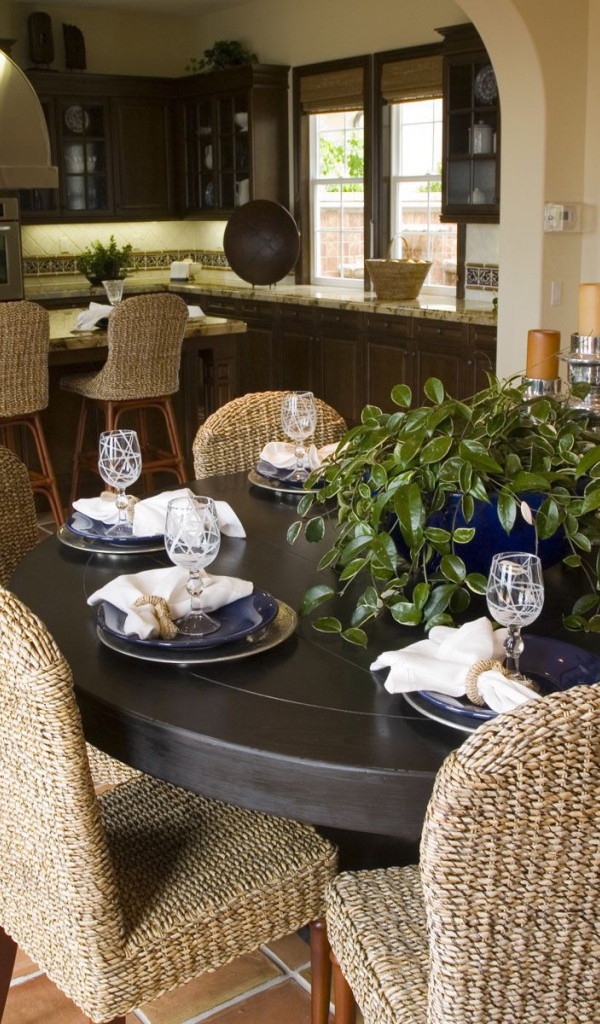 Плетеная мебель в столовой