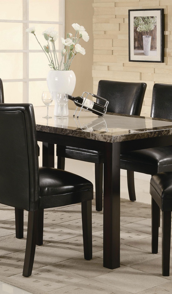 Вино на столе в столовой