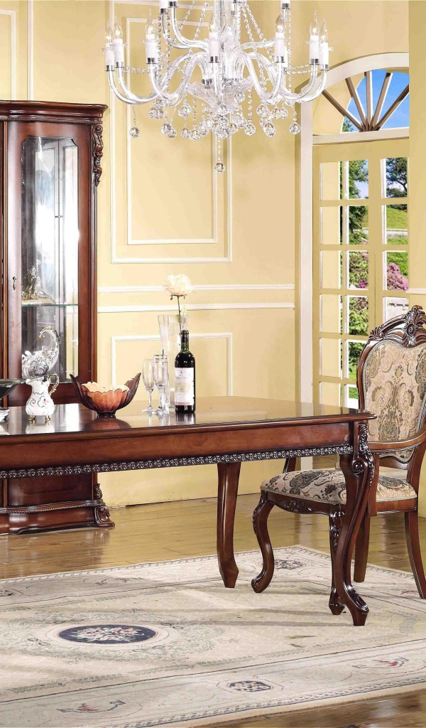 Вино на столе в гостиной