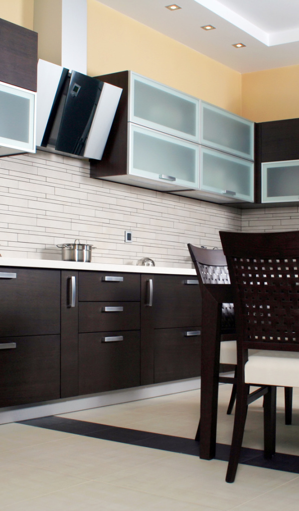 Деревянная коричневая мебель в кухне