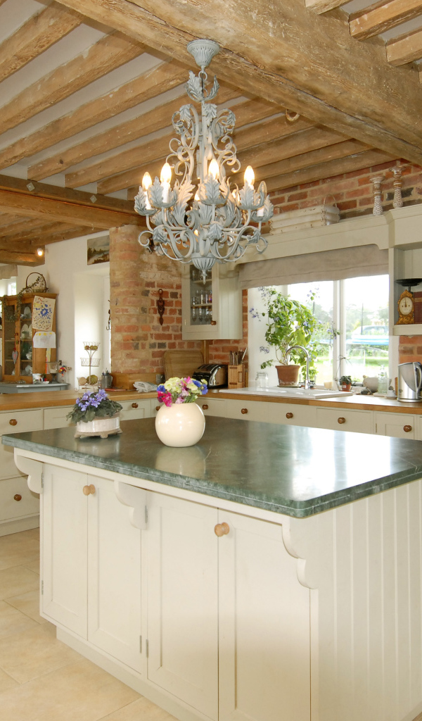 Деревянный потолок в кухне