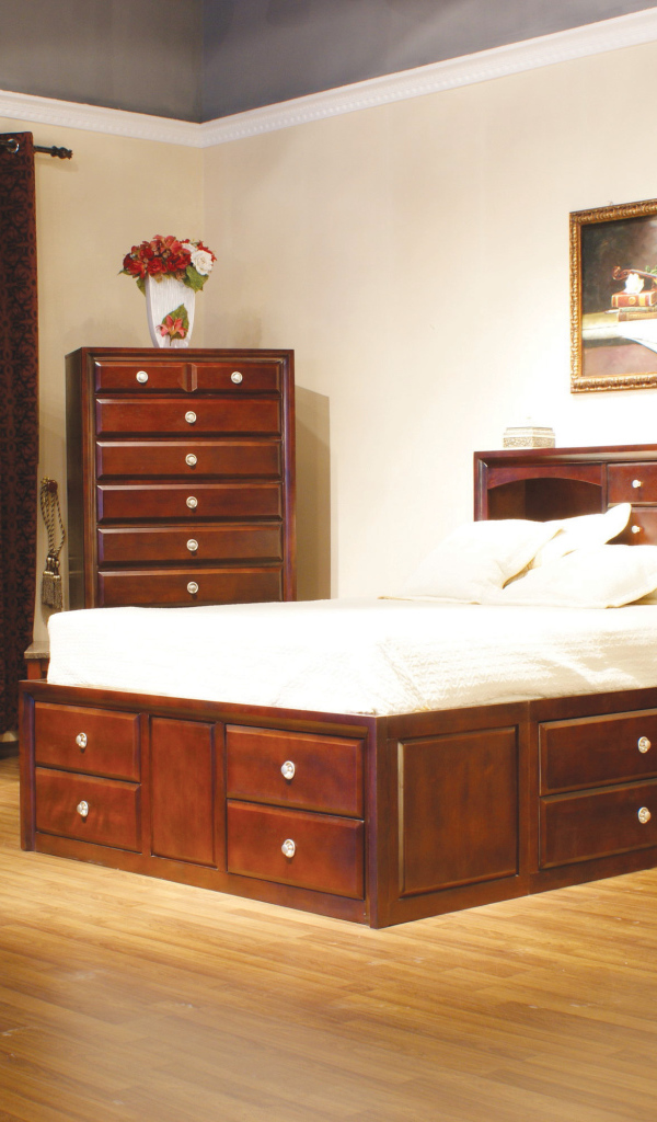 Деревянная мебель в спальне