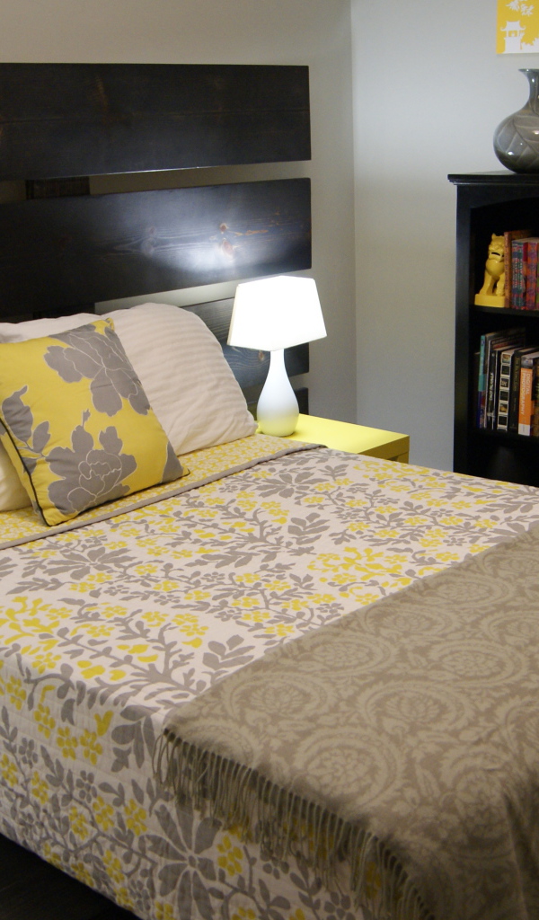 Деревянная спинка кровати в спальне