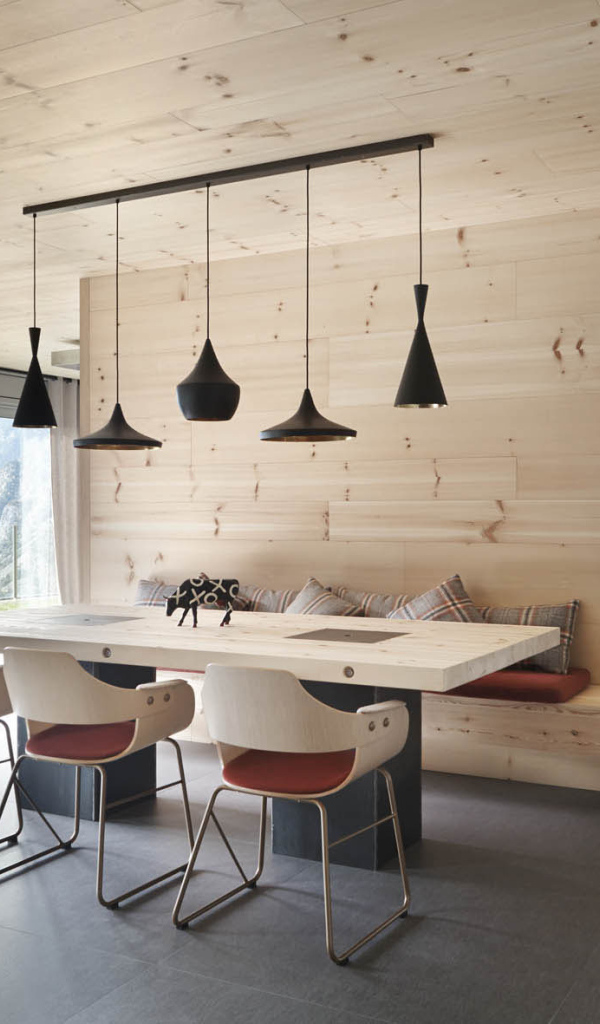 Деревянные стены и потолок в столовой