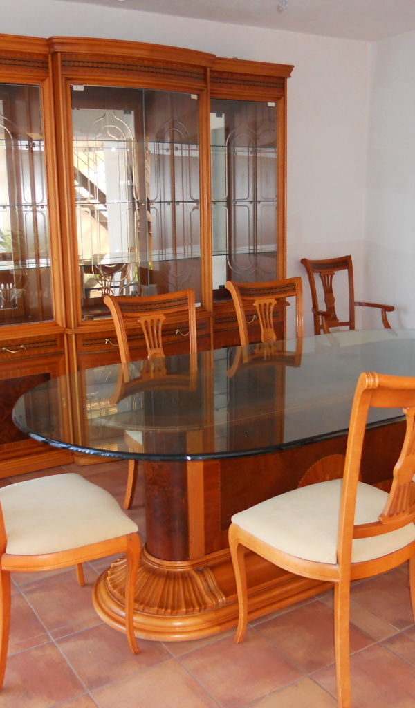 Столешница в столовой из стекла