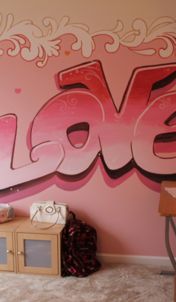 Надпись на стене в детской комнате