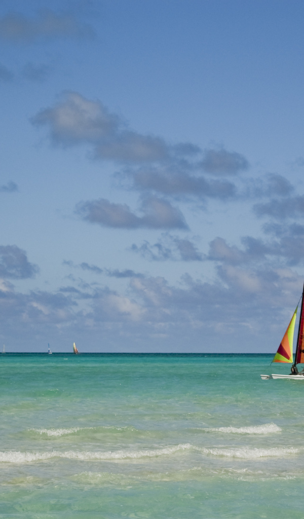 Яхта в море на курорте Кайо Гильермо, Куба