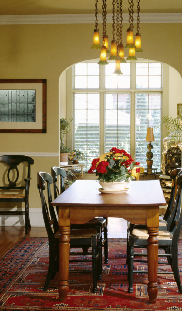 Желтые стены в столовой