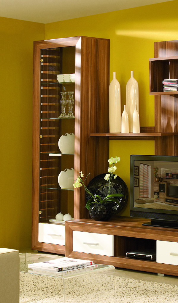 Желтая стена в гостиной
