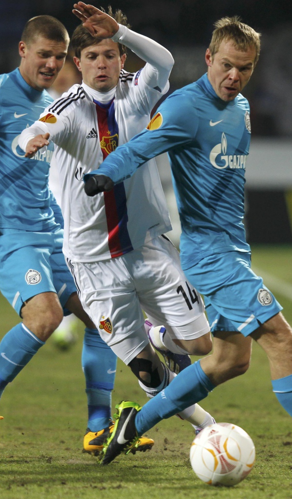 Защитник Зенита Анюков Александр  за работой