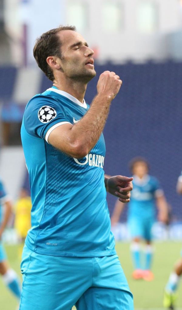 Роман Широков полузащитник Зенита бежит по полю