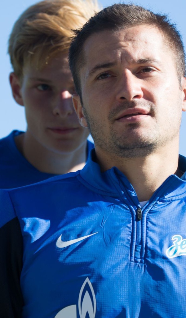 Полузащитник Зенита Виктор Файзулин