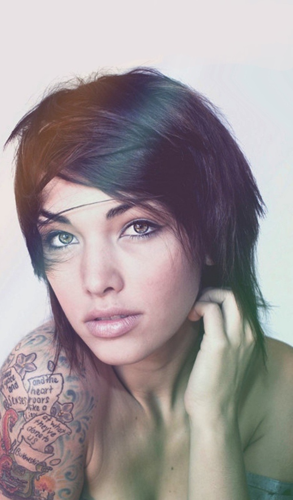 Девушка с татуировкой на плече