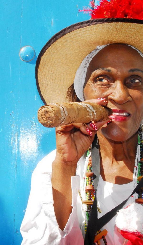 Бабушка с котом и сигарой