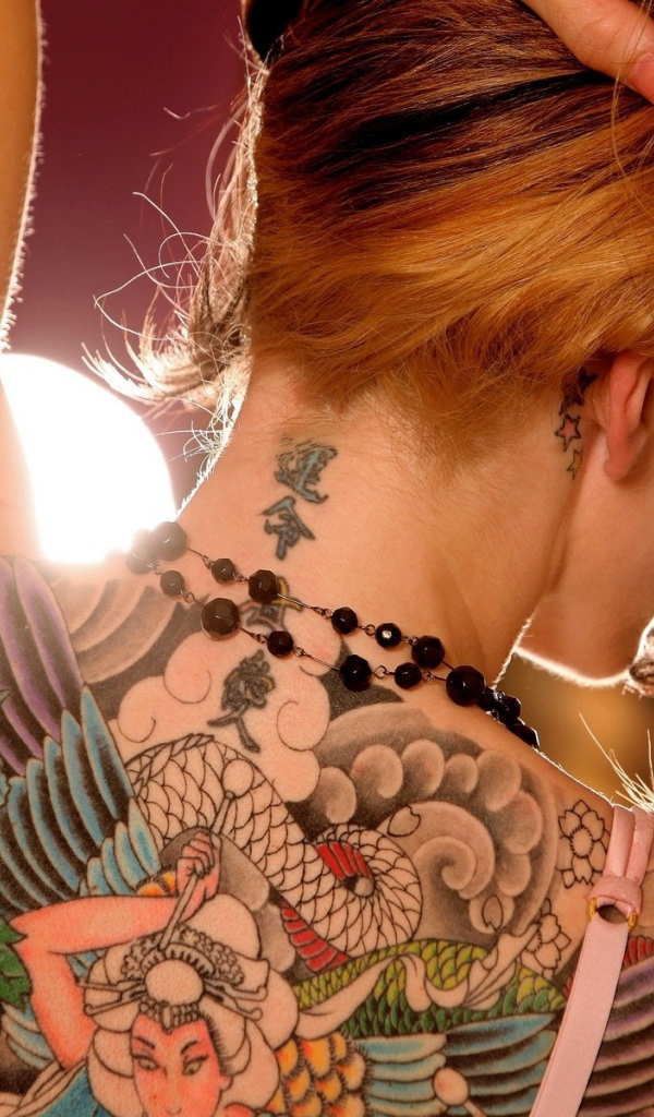 Женщина с татуировкой на спине