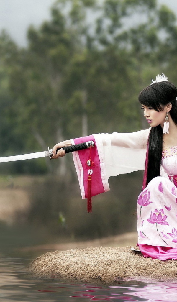 Японская девушка с мечем