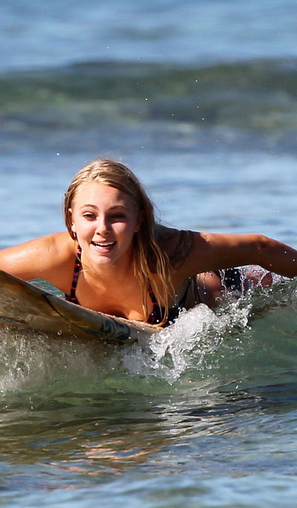 Актриса АннаСофия плавает