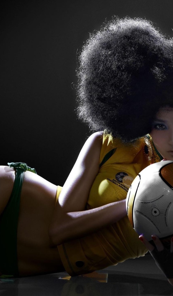 Африканская девушка с мячом