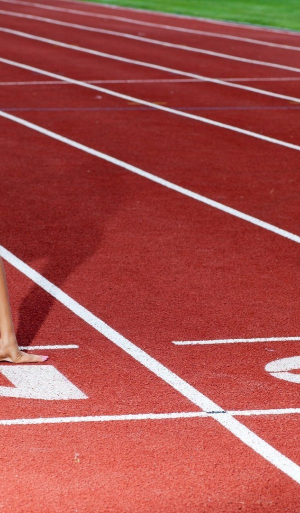 Женщина бегунья на старте