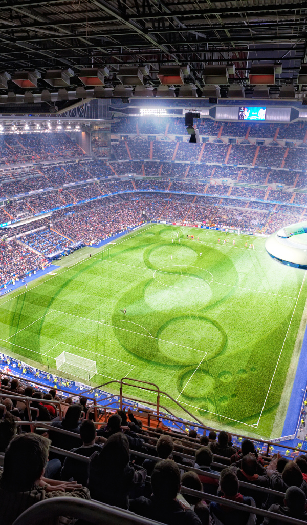 Летающая тарелка над стадионом