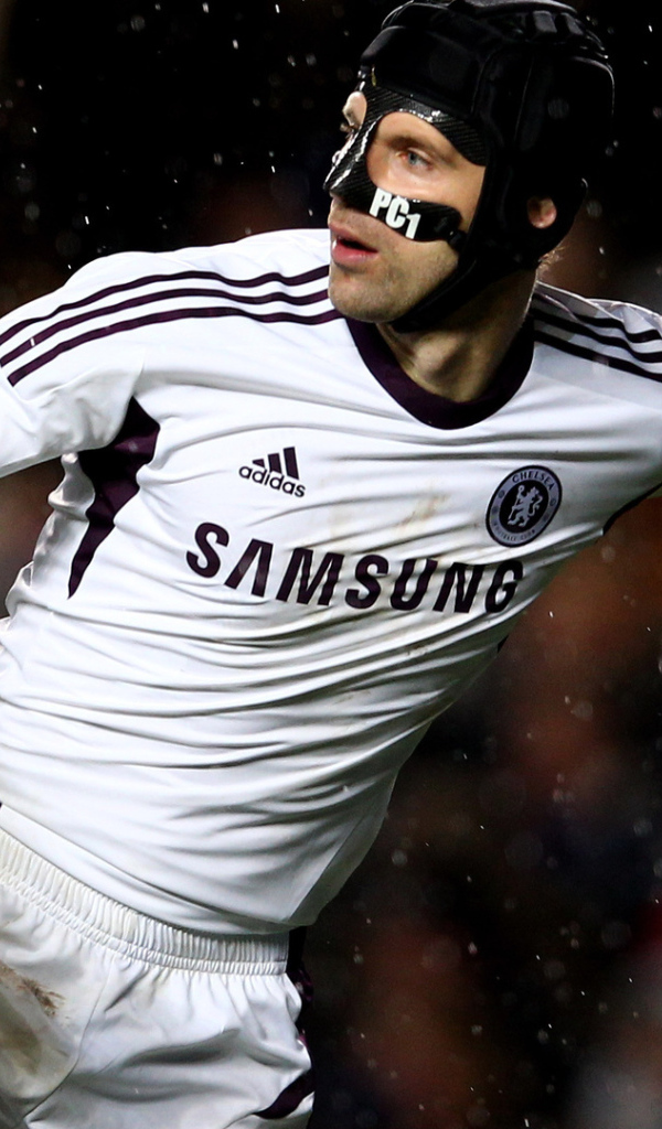 Футболист вратарь с мячом