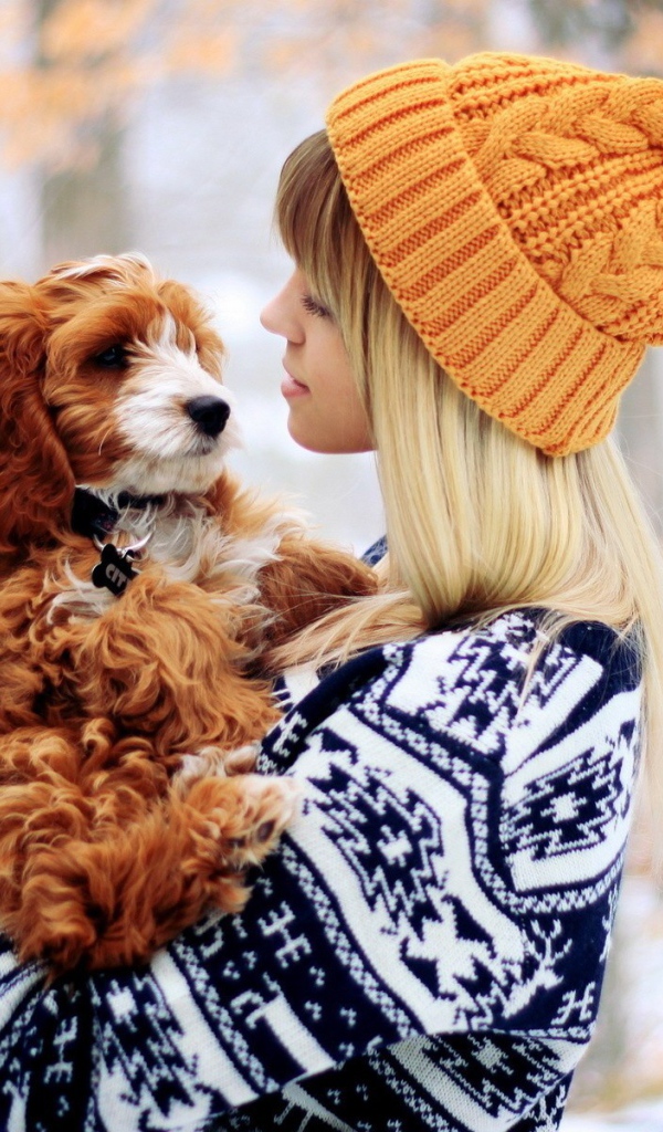 Девушка в свитере с рыжей собакой