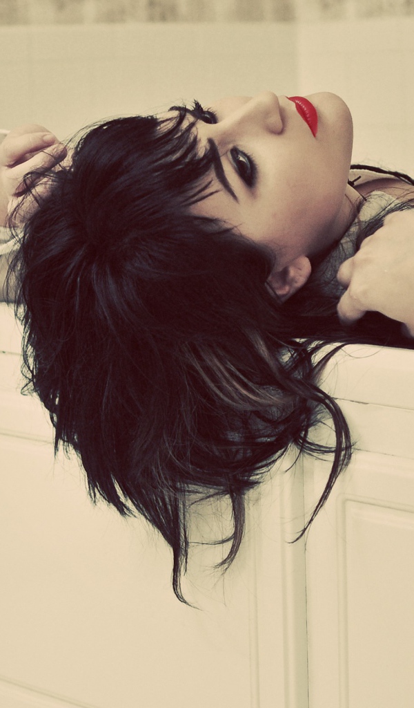 Девушка с татуировкой в ванне