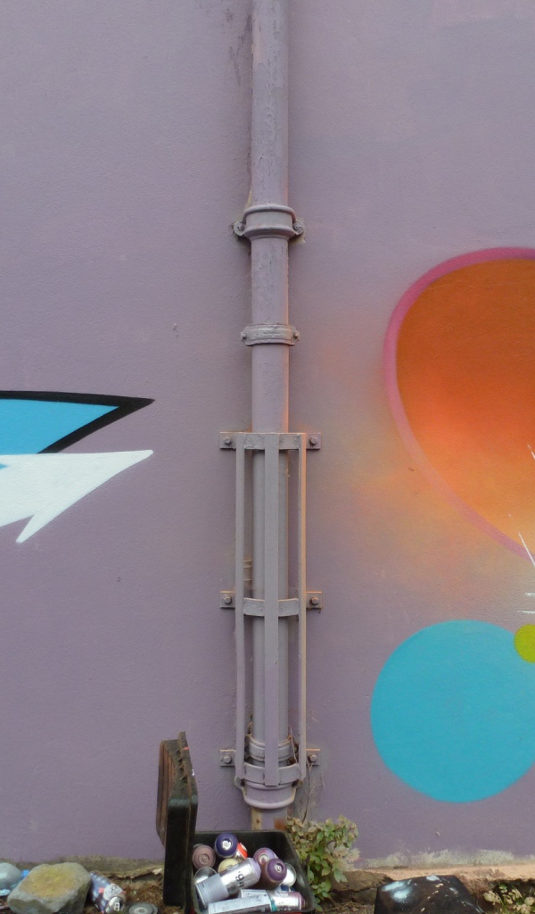 Граффити на стене и краски