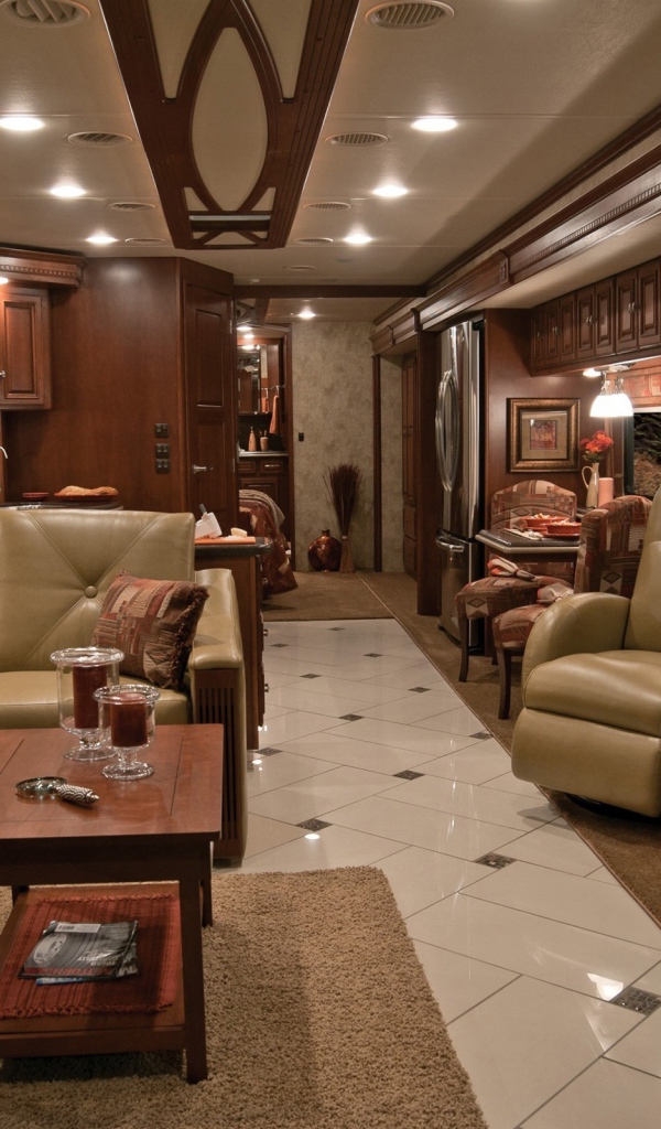 Большая комната с кожаным диваном