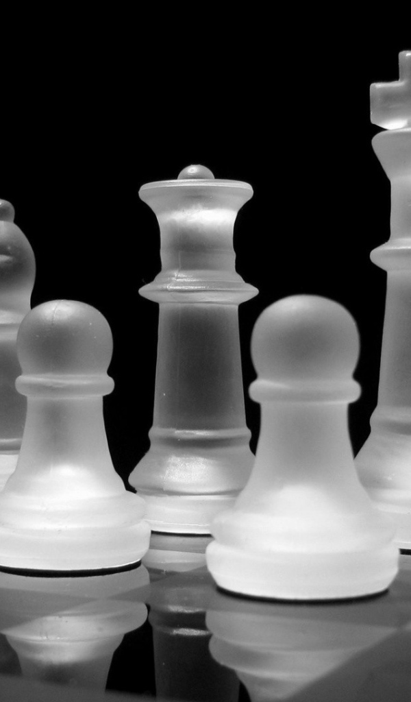 Шахматы из прозрачного стекла