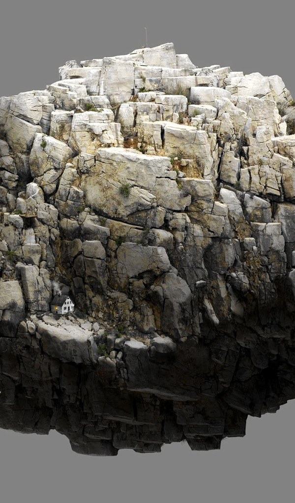 Круглый камень на сером фоне