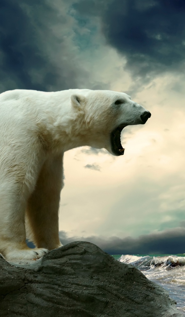 Белый медведь широко открыл пасть