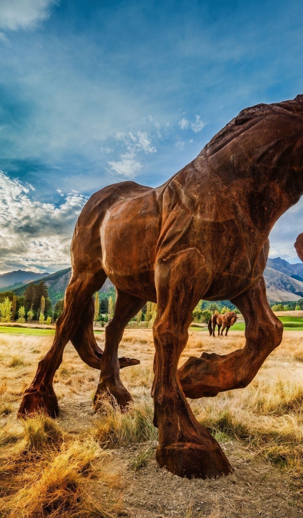 Коричневый конь бьет копытом