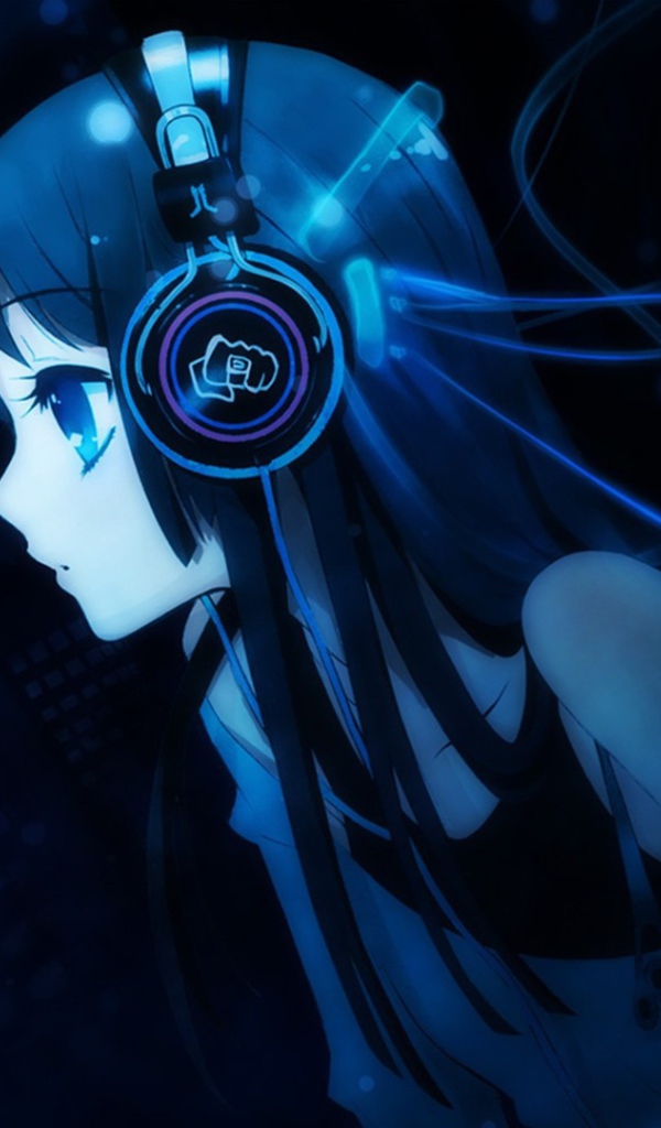 Девушка аниме Akiyama Mio в наушниках