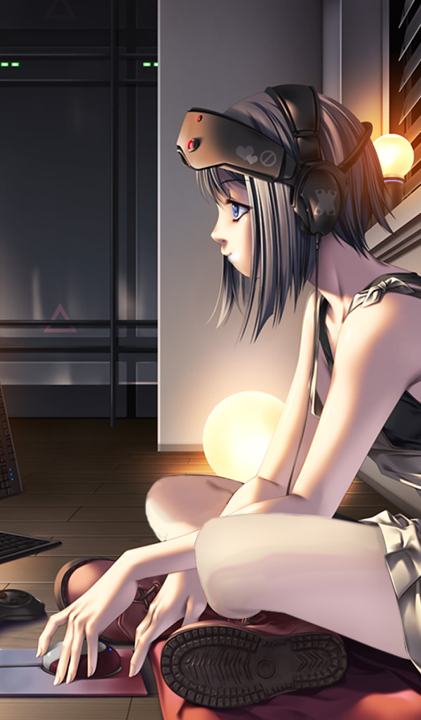 Девушка аниме за компьютером