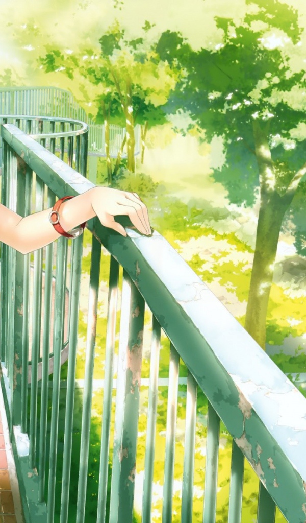 Девушка аниме идет по огороженной тропинке