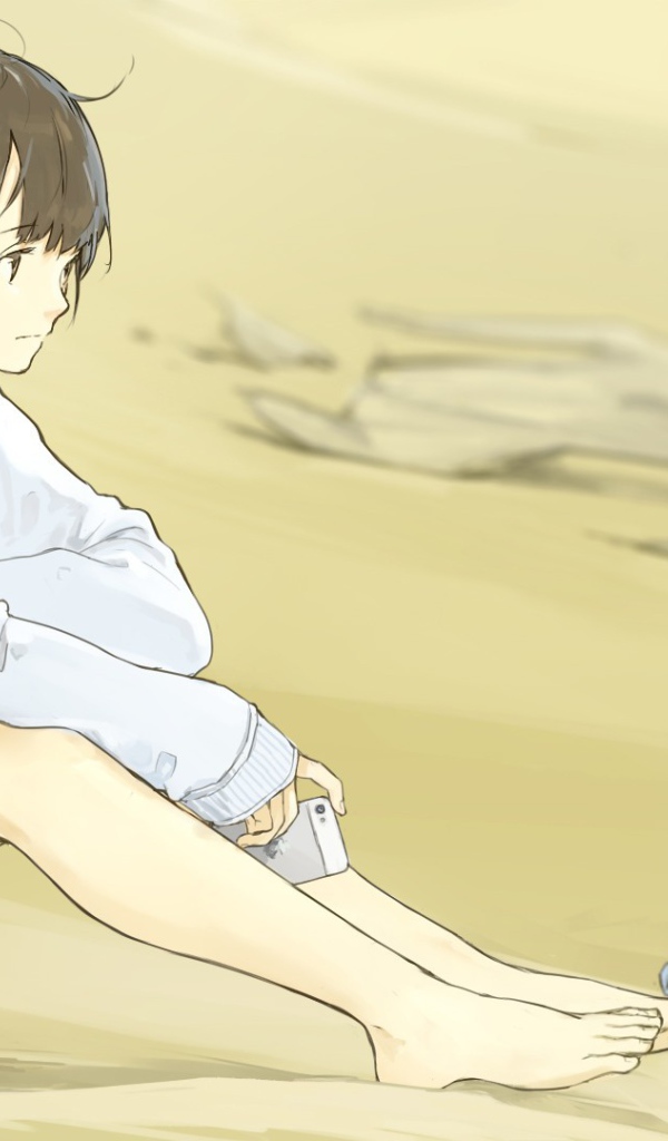 Девушка аниме в наушниках сидит на пляже