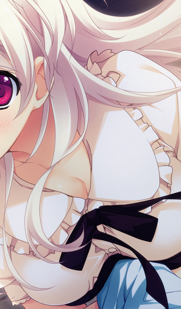 Белокурая девушка аниме в форме горничной