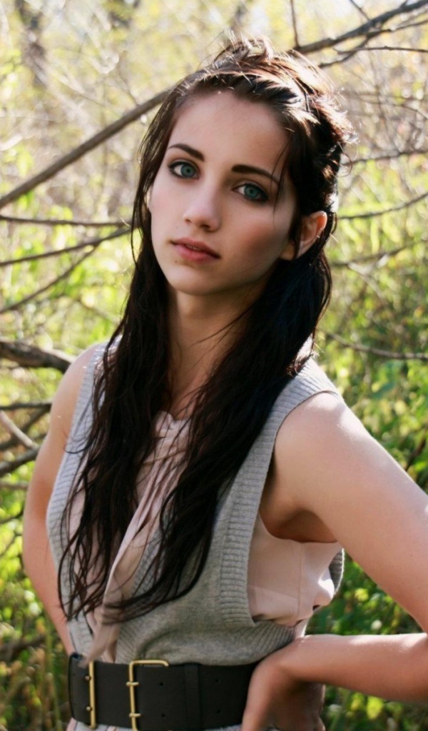 Эмили Радд на фоне зелени