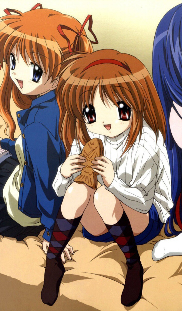 Подружки с игрушками сидят на кровати, аниме