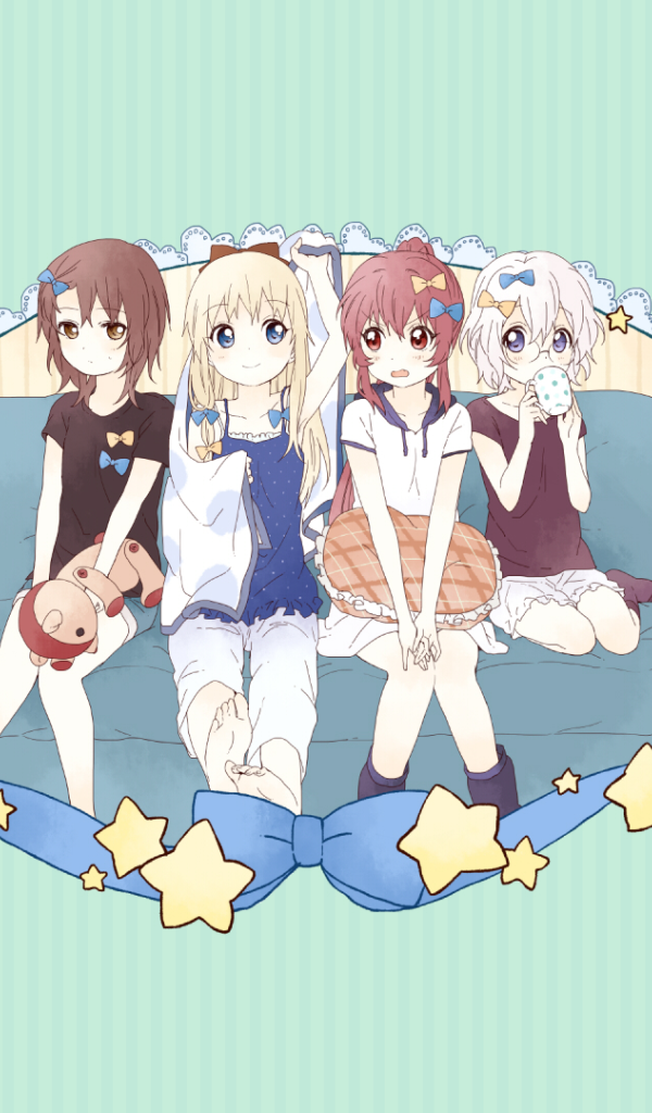 Девушки из аниме Юру юри сидят на голубом диване