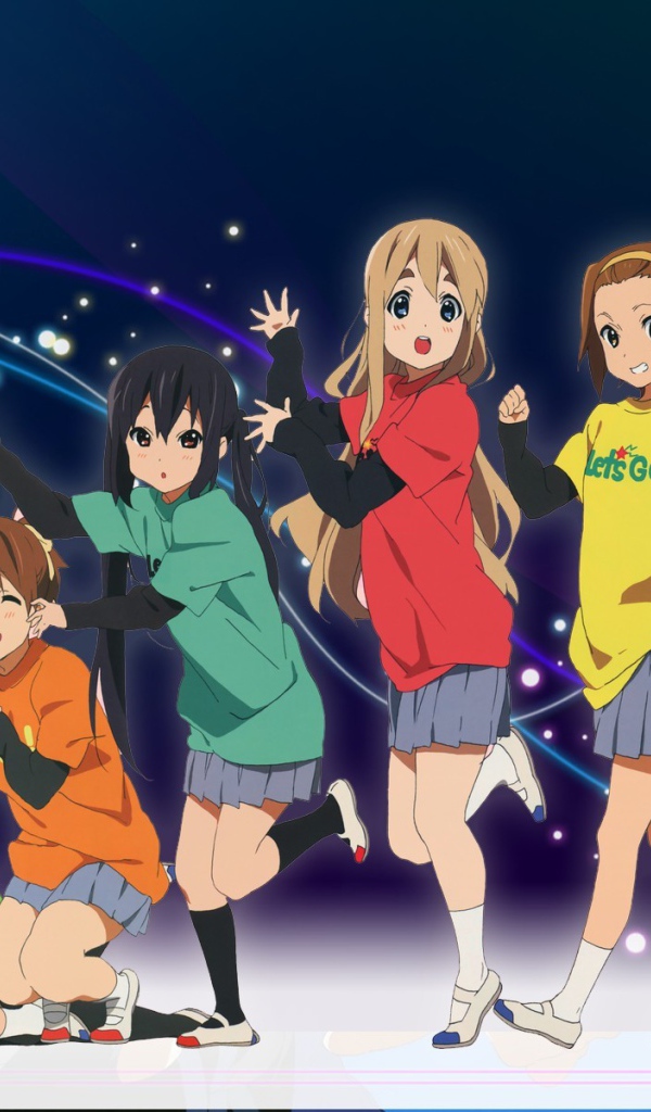 Девушки выступают на сцене в аниме