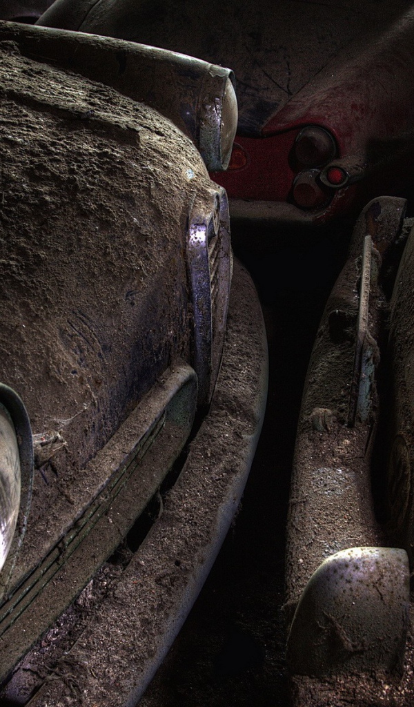 Толстый слой пыли на старых автомобилях