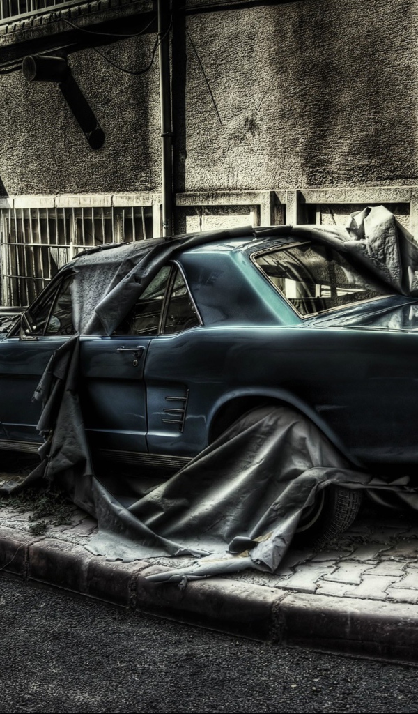 Брошенный автомобиль на городской улице, фото HDR