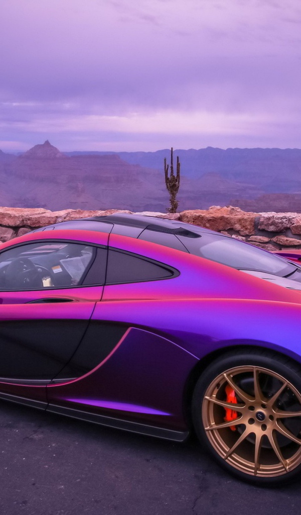 Красивый автомобиль McLaren Р1