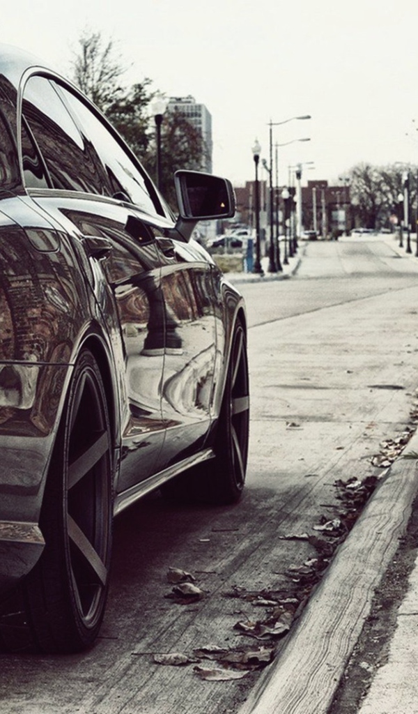 Красивый дорогой автомобиль на улице