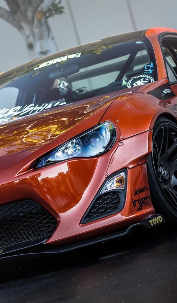 Красивый красный автомобиль Scion