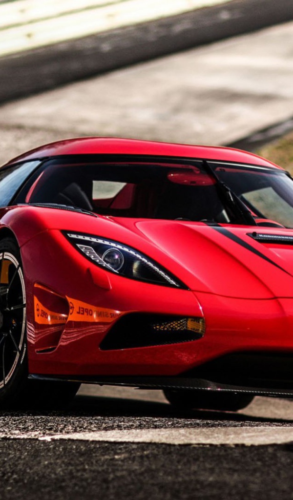 Красивый красный спортивный автомобиль