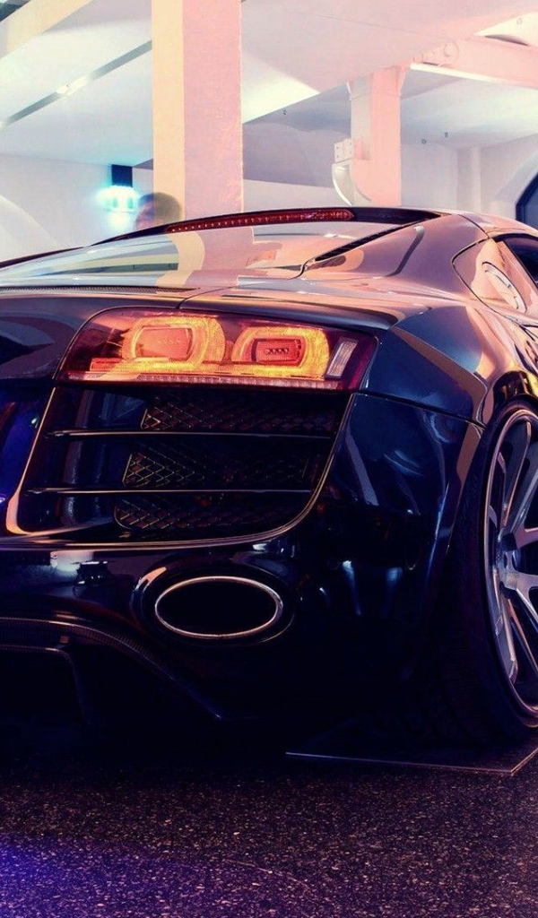 Черный Audi R8 в выставочном зале