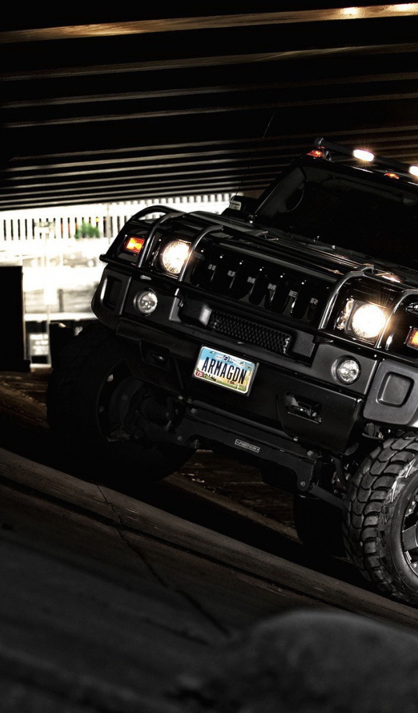 Черный Хаммер стоит на уклоне